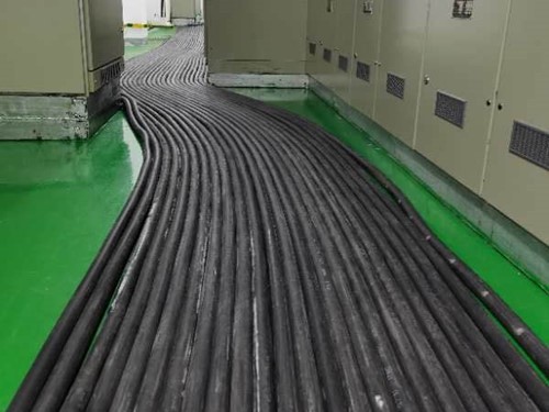 肇东如何根据理论计算公式计算温度对特定电压测量结果的影响？